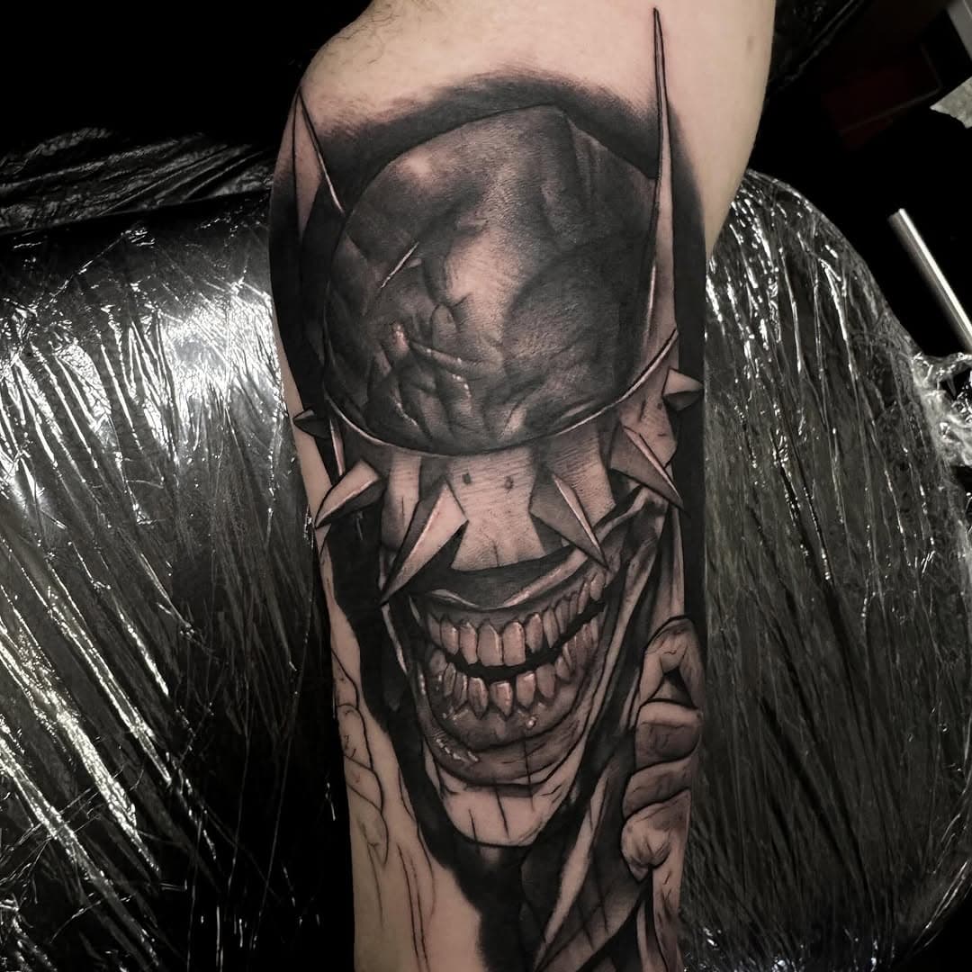 „batman who laughs“ from today. lots of fun!!! more comic-stuff please!!! #batman #tattoo #berlin #realism #neotraditional #blackngrey #pechschwarztattoo #dccomics #dc
