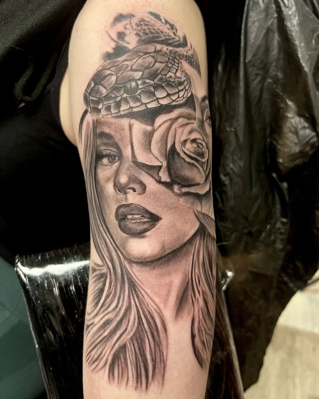 Inkt, geduld en een beetje suiker! 🐍🌹

Sommige tattoos zijn geen sprint maar een marathon—zoals deze bizar gedetailleerde black & grey piece van Gerrit. Uren werk, volle focus, en het eindresultaat? Een tattoo dat de huid verdient!

🔥 Tip van de dag: Bij lange sessies is het super belangrijk om goed te blijven drinken en je suikergehalte op peil te houden. Neem wat sap of een snack mee, je lichaam (en je tattoo artiest) zullen je dankbaar zijn!

#tattoonederland #blackandgreytattoo #realistictattoo #tattoorose #tattooanimal #tattooworkers #tattootips #inkmaster #tattooartist #tattooart #tattoosleeve