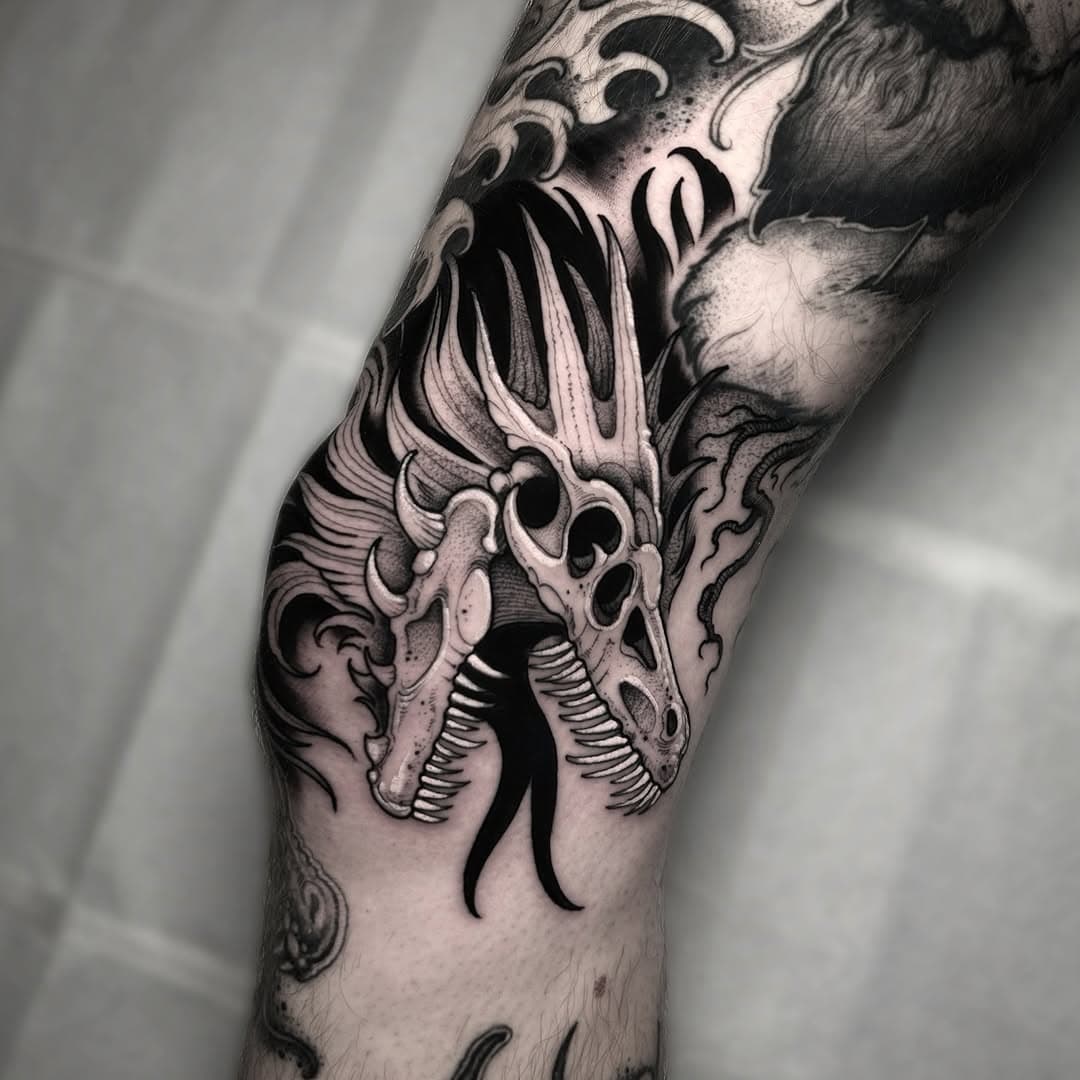Root Devourer on the knee from today 🐉 
Sorry, @curtismack_ 😂

Made using @whitfieldstattooco and @killerinktattoo supplies 

#darktattoos #blackworktattoo #dotworktattoos #tattoo #tattoos