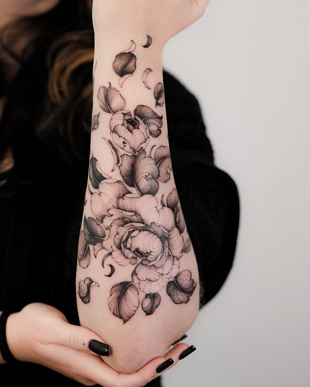 I had the chance to continue my client’s arm with these beautiful florals, and I couldn’t be happier with the result! ✨ Here’s a look at it from every angle. Let me know what you think! 😁

- done using : @kwadron Inx black/ @elitetattooofficial needles and @inkdoctortattoo