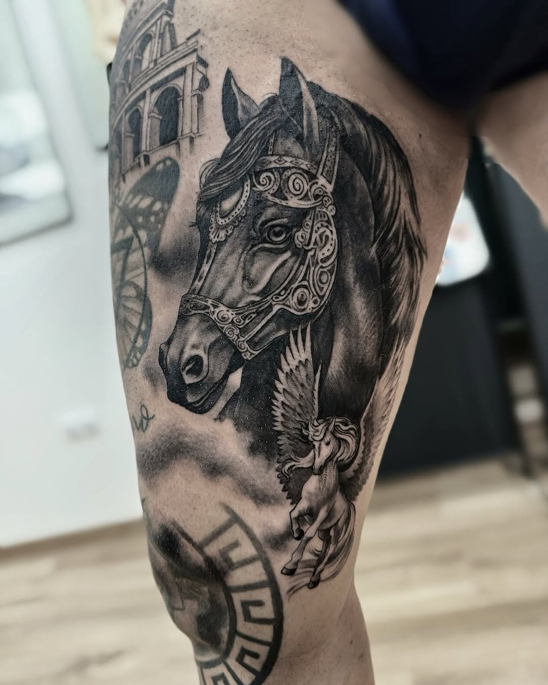 Tattoo by @dida.tatts 🐉
———
🧧Para más trabajos así entra en contacto por MD o WhatsApp. 
⠀
⛩️Pásate por nuestra nueva localización en el centro:
📌Carrer Sant Vicent 08 - Elche, Alc. 
⠀
#didatattoo #realism #realismtattoo #realistictattoo #realismo #realismart #tatuagem #horsetattoo #elche #alicante #elchetattoo #alicantetattoo