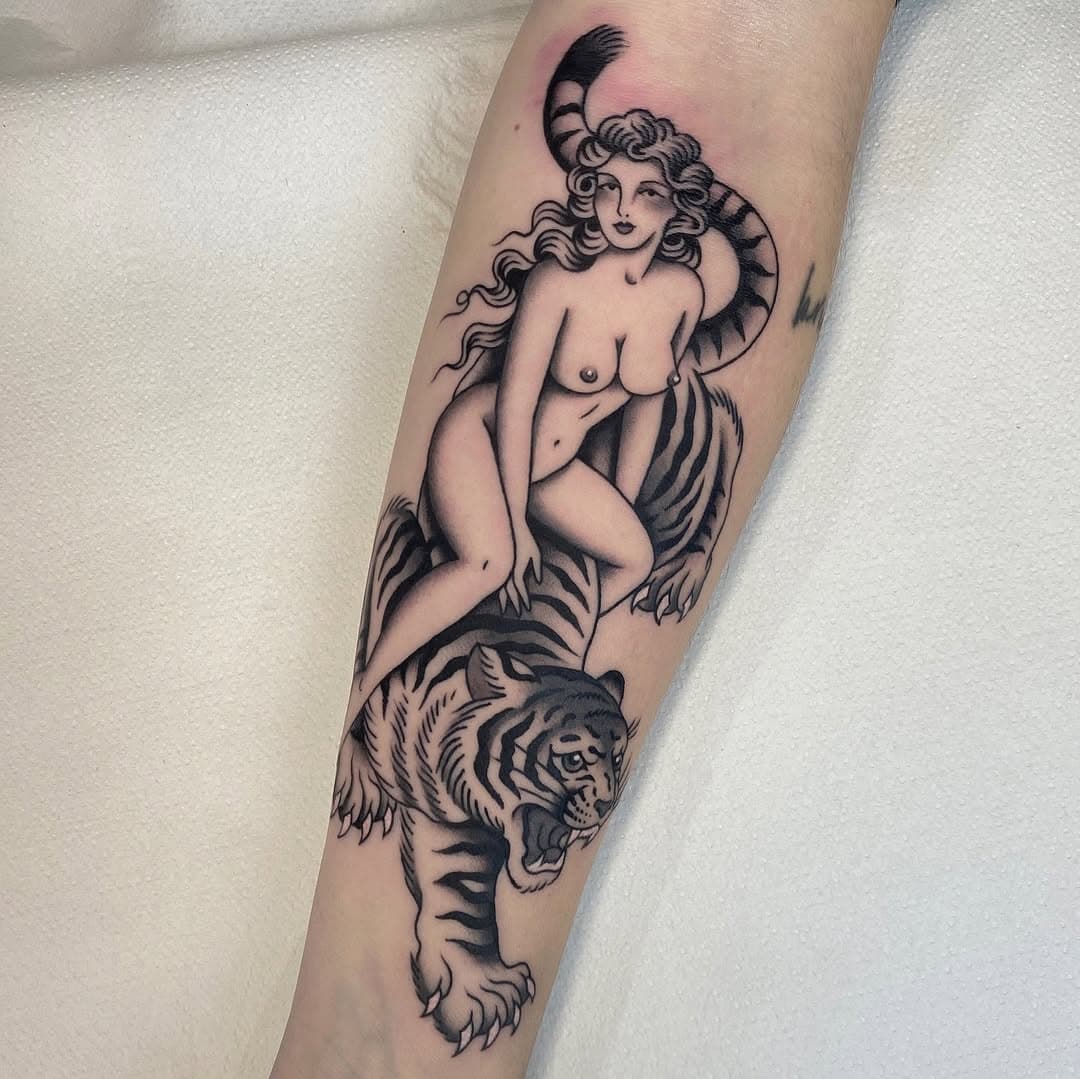 🐅🖤

Muchas gracias una vez más guapa! @lidia.ob 🫶🏻
Hecho en @amordemadretattoogr ✨

#tattoo #traditionaltattoo #oldshooltattoo #oldlines #colortattoo  #tattoogranada 
#amordemadretattoogranada