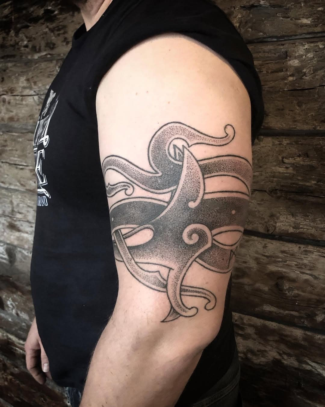 Cover up Jormundgandr 
The customer wanted to hide a faded and not so well made tattoo from the 90s
I think we got it well hidden.
All by hand/ Handpoked/ No machine

#handpoked #norsetattoo #coveruptattoo #norse #nordictattoo #jormundgandr #handmadetattoo