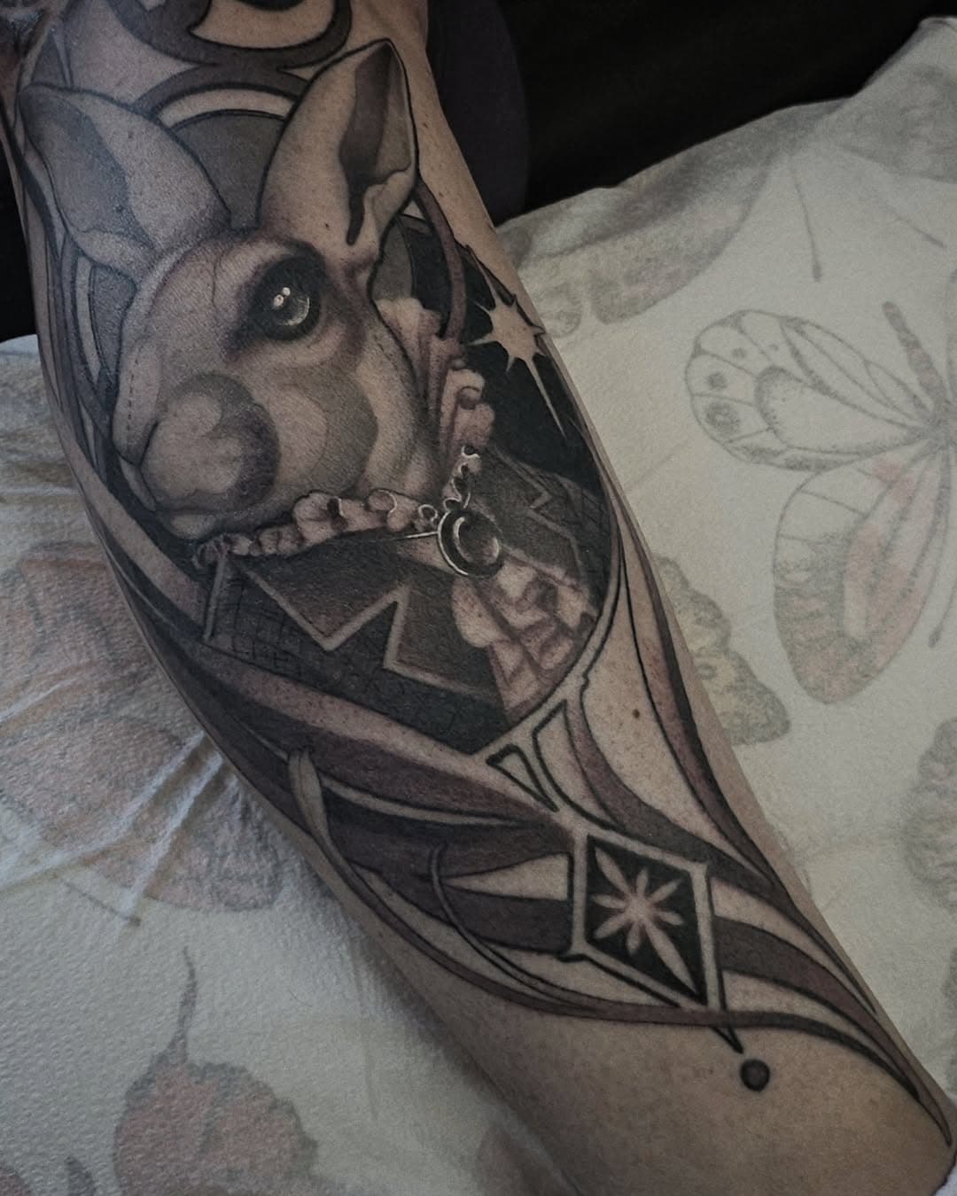Lil Edward Tulane piece for Lindsay!
Half healed, half fresh. All angry in this photo. 
Can't wait to see it settled. 
♡♡♡
Made with love and Supremes from @goodguysupply 
.
.
.
.
.
#Blackandgreytattoo #yxe #yxetattoo #yxetattoos #saskatoontattoo #saskatoontattoos #Saskatoon #edwardtulane #booktattoo #bookstagram #rabbittattoo #bunnytattoo #haretattoo #calftattoo #artnouveautattoo