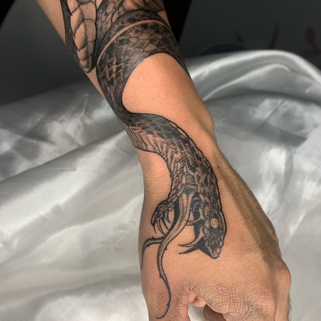 Vocês sempre me questionam se eu faço tatuagens masculinas também, então resolvi trazer algumas pro feed.. assim não restam mais dúvidas, TODOS podem tatuar comigo ! 

Esse é um dos projetos mais bonitos que já montei, fizemos em duas sessões e o resultado me encantou demais 🐍✨

Quer tatuar comigo ? Me chama no link da bio pra gente conversar 💗