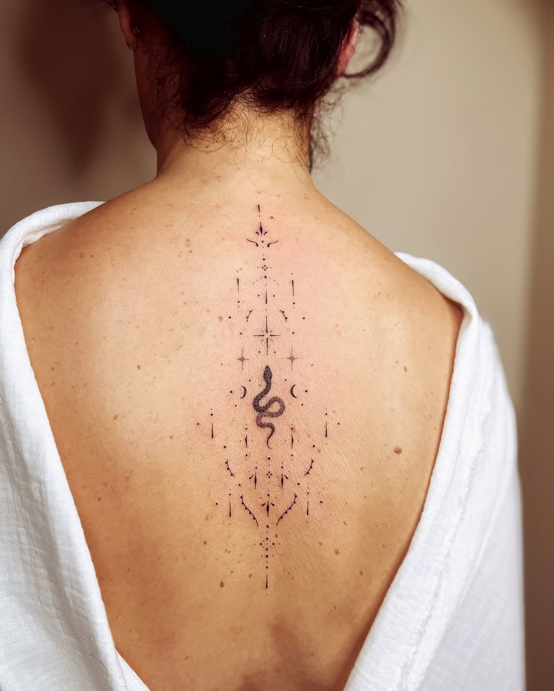 ✺ Un doux moment avec Isabelle ! ✨

Merci pour ta confiance, ta douceur et ton sourire qui ont rendu cette séance si agréable. 🤎

🌟 Un tatouage, c’est bien plus qu’un simple dessin… 
C’est une histoire, une connexion, une empreinte que l’on choisit d’ancrer en soi.

😍 Et toi, as-tu un projet ornemental en tête ?
_____________________________ 
༶ Contact : sollyrose.ttt@gmail.com
_____________________________
#tattoos #tatouage #epinal #vosgestattoo #healedtattoo #tattooepinal #vosges #ornamental #ornamentaltattoo #blackworktattoo #singleneedletattoo #tatoueur
#tattooartist  #lineworktattoo #nancy
#thinlinetattoo #finelinetattoo #snaketattoos #feminin #magictattoo #floraltattoo #dotworktattoo#tatouagefeminin #tatouagemagazine #tatoueuse #tatouagefemme