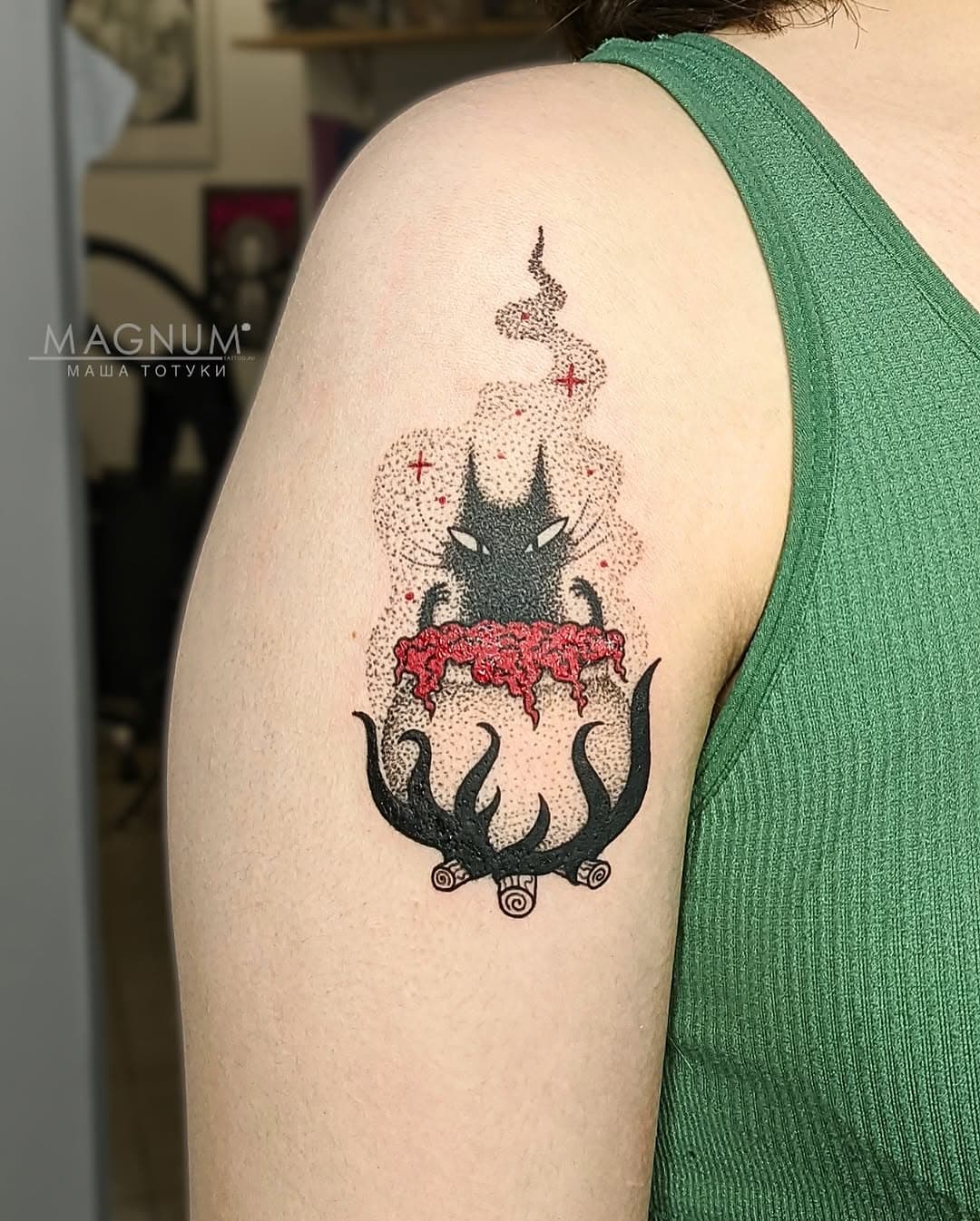 «Тайны дымчатого кота» от Маши Тотуки → @totuki_tattoo 
——————————————————
Каждая татуировка – это история.
Давайте напишем вашу вместе в Magnum Tattoo.
✺ Москва, ул. Вавилова 79к1
→ WhatsApp +7 967 168 2337 
→ Уютный Директ 
→ ТГ MagnumTattoo