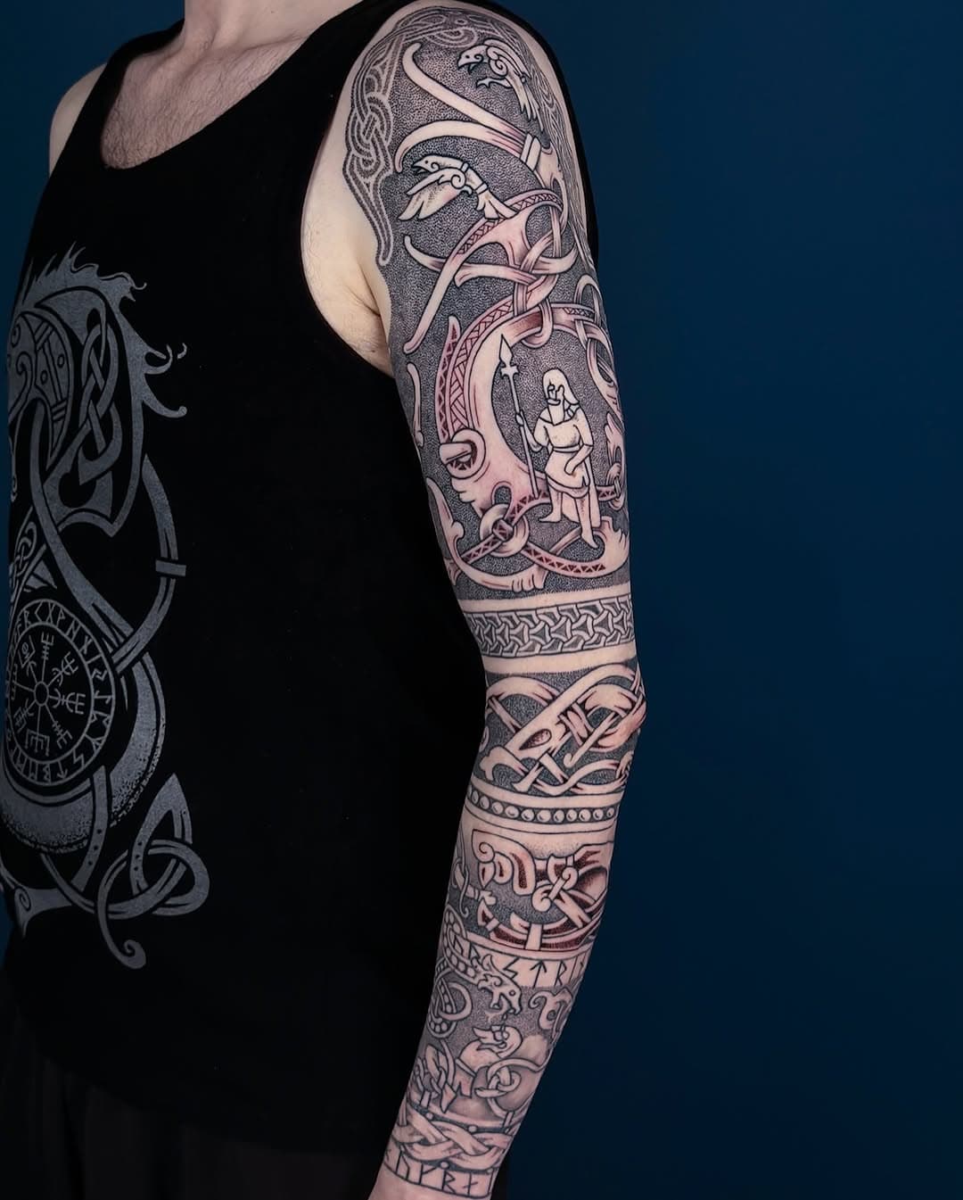 Wenn Götter fallen und Monster erwachen – Lokis Vermächtnis in Tattoo-Form! 🛡️🐍

Dieser Mythologie-Sleeve erzählt die Geschichte von Verrat, Strafe und dem unausweichlichen Beginn von Ragnarök.

🔸 Unterarm: Lokis grausame Bestrafung – gefesselt an einen Felsen, während ihm Schlangengift ins Auge tropft. Der Verrat Tyrs, durch den sein Sohn Fenrir gebunden wird, und Jörmungandr, die Weltschlange, die eines Tages den Himmel verdunkeln wird. 🐺🐍🔥
🔹 Oberarm: Odin, Lokis Blutsbruder, und Yggdrasil, der Weltenbaum, der alles Leben verbindet – Weisheit, Opfer und das unausweichliche Schicksal der Götter.

Ein Tattoo voller Symbolik, Tiefe und starker Kontraste! 🖤 Welches nordische Motiv würdet ihr euch stechen lassen? Schreibt es in die Kommentare! 💬👇

Wenn ihr euer eigenes Mythologie-Projekt starten wollt, schreibt uns eine PM – wir setzen eure Ideen um! 🔥