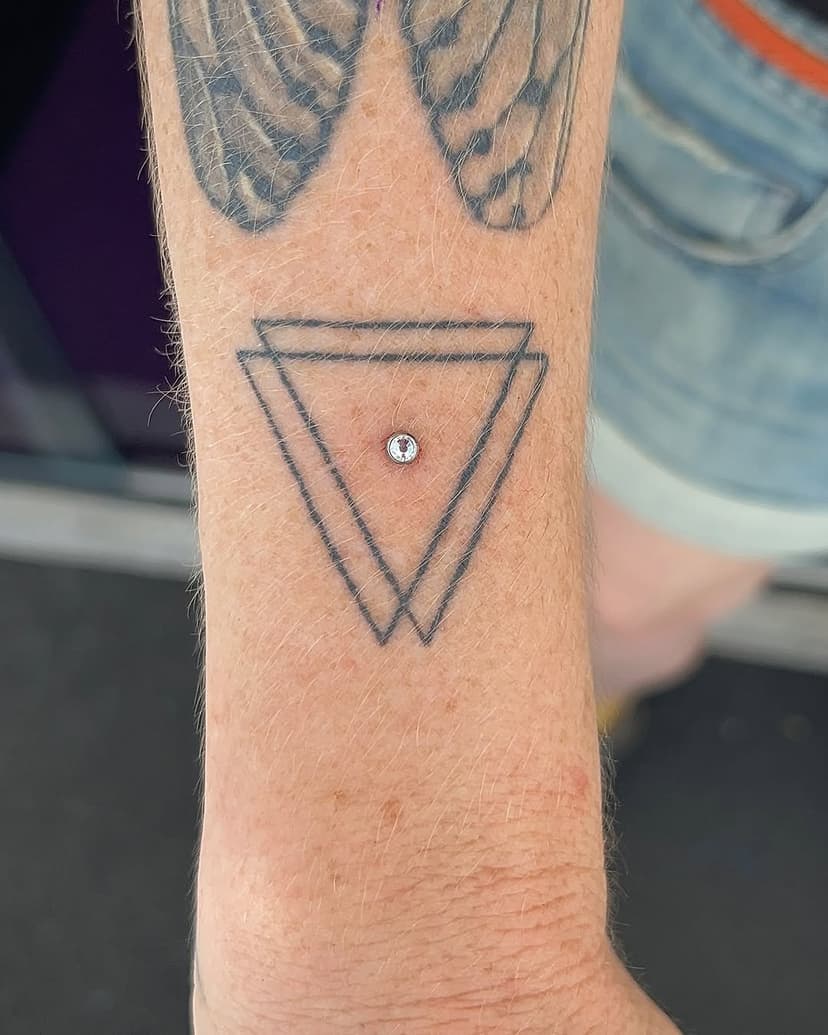 Microdermal com topo de cristal recém aplicado no antebraço ✨
Ao contrário do que a maioria imagina, a aplicação desse tipo de piercing não é tão dolorida. O que ela tem é uma cicatrização mais delicada que exige um compromisso maior com os cuidados diários até que esteja totalmente cicatrizado e ancorado no tecido.
E vale todo o cuidado porque fica LINDO! 😍