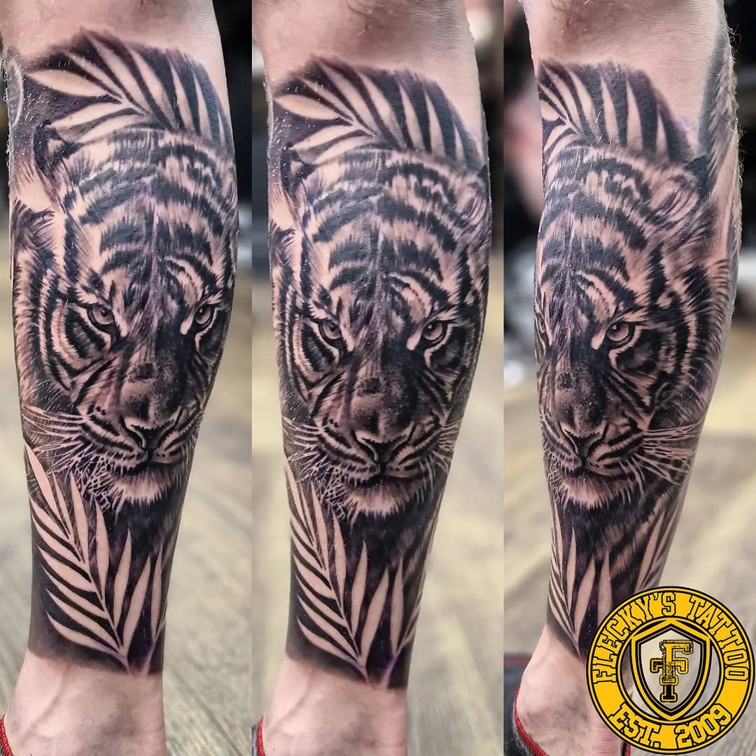 Tiger added to this leg sleeve done by @kevlomax 

@saviourtattoosupplies @chakracarts @butterluxe_uk @dynamiccolor @criticaltattoosupply @eternalink @inkeeze

#tattooart #tattoodesign #legtattoo #legsleevetattoo #realismtattoo #tigertattoo #animaltattoo #blackworktattoo #uktattooist #tattoosofinstagram