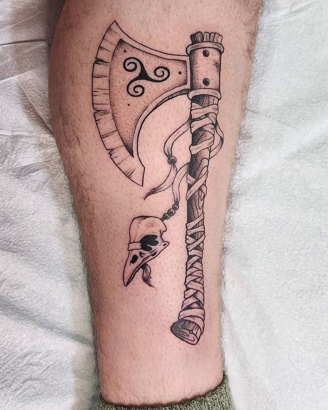 If you were in battle and could only use the weapons tattooed on yourself would you survive? @bearly.inked asked himself this very question and made sure he’d be the victor with  his trusty axe. 

#wip #wipshading #blackandgrey #tattoo #weapons #viking #blacksmith #bladesmith #axe #midevil #kingrichardsfaire #muttonandmead #renfaire #renaissancefestival #renaissance #renaissancefaire #barbarian