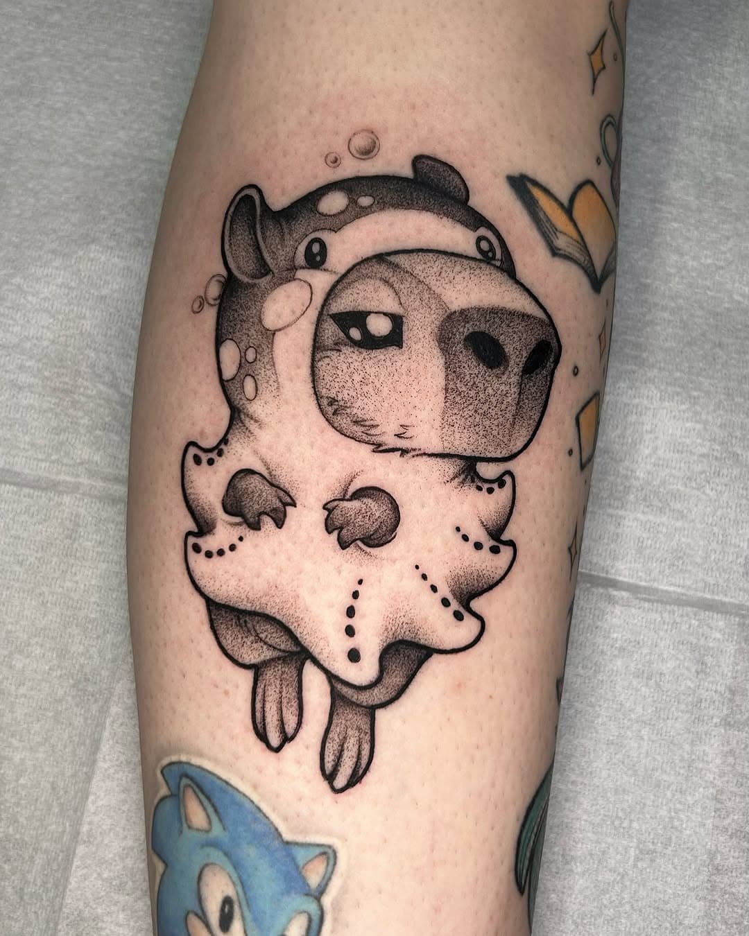 Uma capivara fantasiada de polvo Dumbo, um tipo de polvo que tem orelhinhas! 
- feita no @espacofantasma 

#tattoo #capivara #capybara #octopus #octopustattoo #grimpoteuthis #cutetattoo #capybaraart #animaltattoo #kawaiitattoo #whipshading