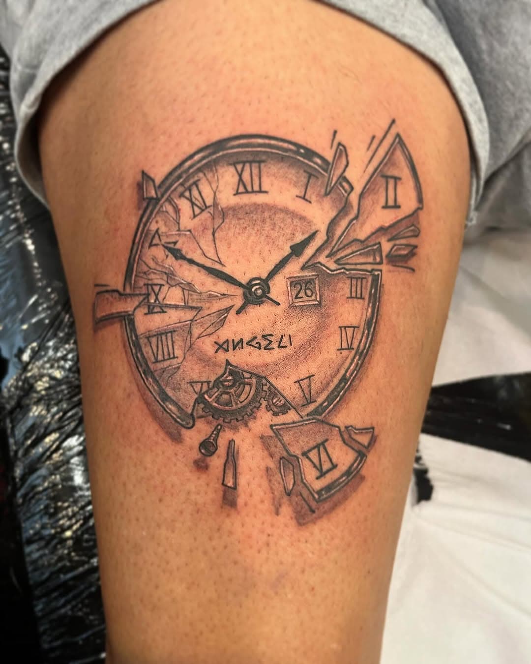 🕑 #tattoo #tatouage #ink #paristattooshop #tattoolife #frenchtattoo #flowertattoo #placedeclichy #paristattoo #tattooberlin #walkinswelcome #minimalisttattoo #tattooflash #tattooidea #tatouageparis #boldwillhold #colortattoo #singleneedle #amsterdamtattoo #floraltattoo #blackwork #tattooforwomen #instaink #fineliner #bibadwolftattoo