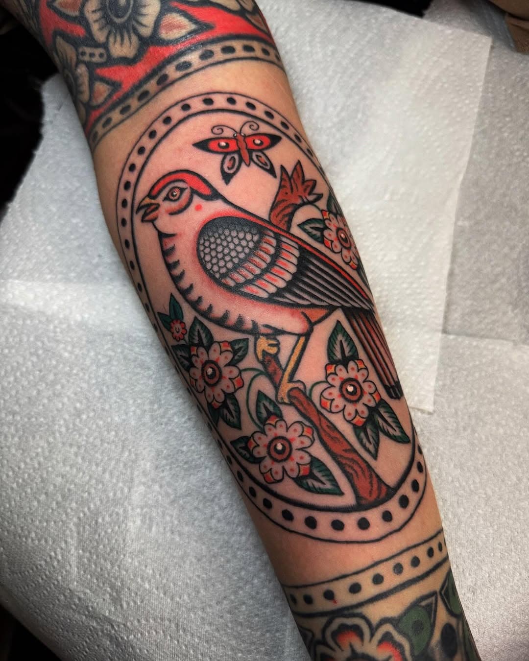 We put the inside frame into Cam’s forearm the other morning. We’re very close to finishing this one off now 🐣 swipe to see my rushed last minute video of it. Thanks as always @camw4h 💕 #tattoo #tattoos #traditionaltattoo #traditionalartist