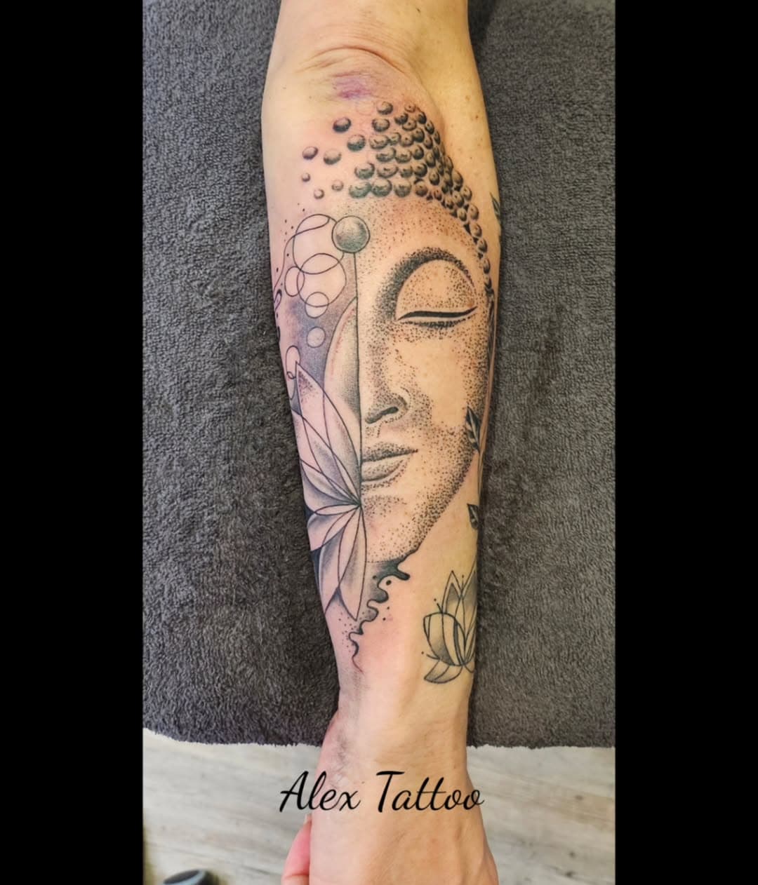 [v] #tattoo #alextattoopiercing #fuckcorona #tätowiert #tätowierung #mainburg #inkedman #inkedgirls #tattoofürfrauen #tattoolife #tattooideas #blackandgray #colortattoo#eternalink #tattoolove #tattooinspiration #amazingtattoo #ink #inked #tattooflash #tattooartist #animaltaoo #tattooart #mandalatattoo #blumentattoo #armtattoo #rückentattoo #tiertattoo