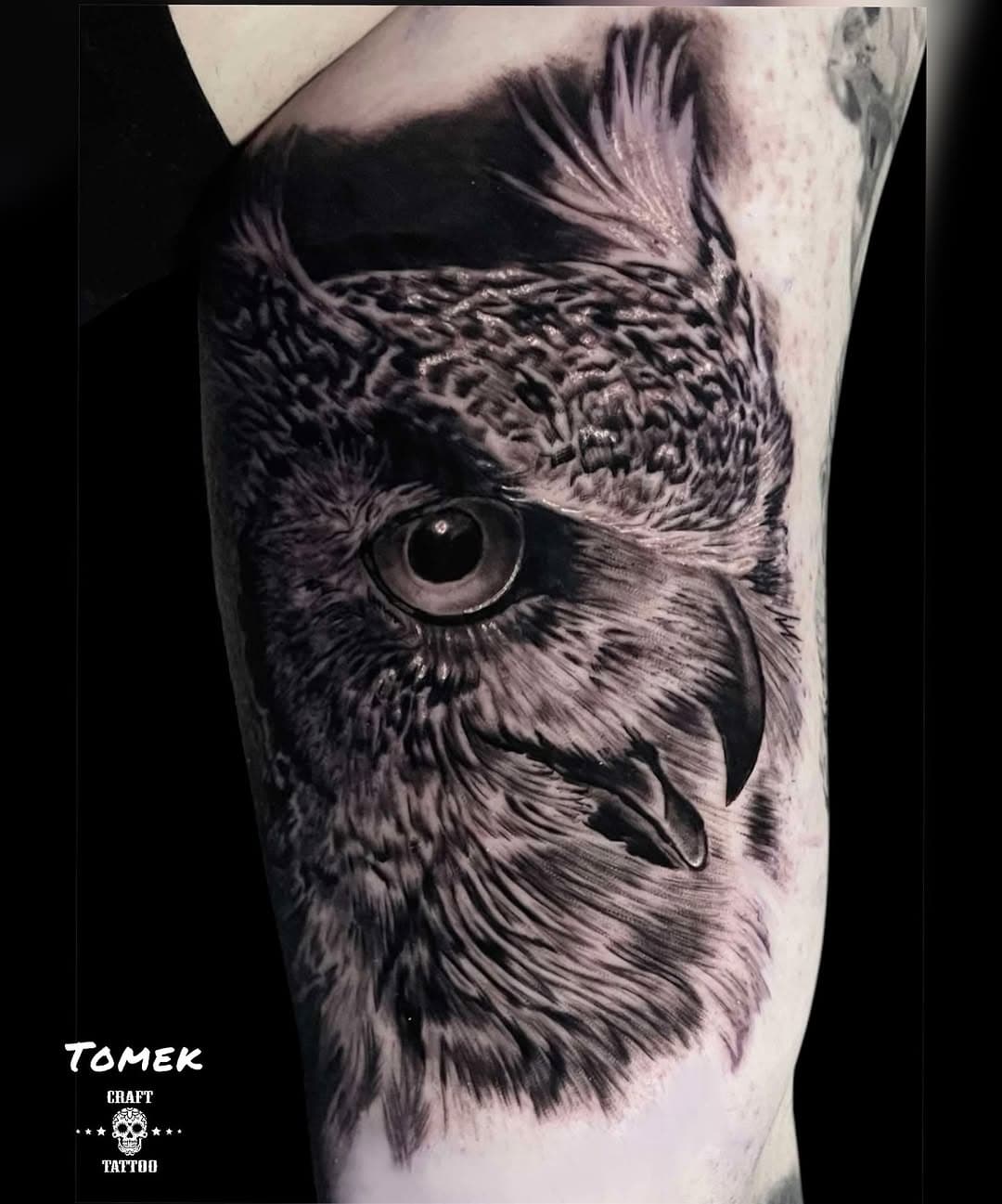 Sówka 🦉by @tomasz.dragon 
Masz pomysł na tatuaż? Napisz do nas i przyjdź na bezpłatną konsultacje , razem wymyślimy coś fajnego 

#tattoo #tattoos #realistictattoo #tattoopoland