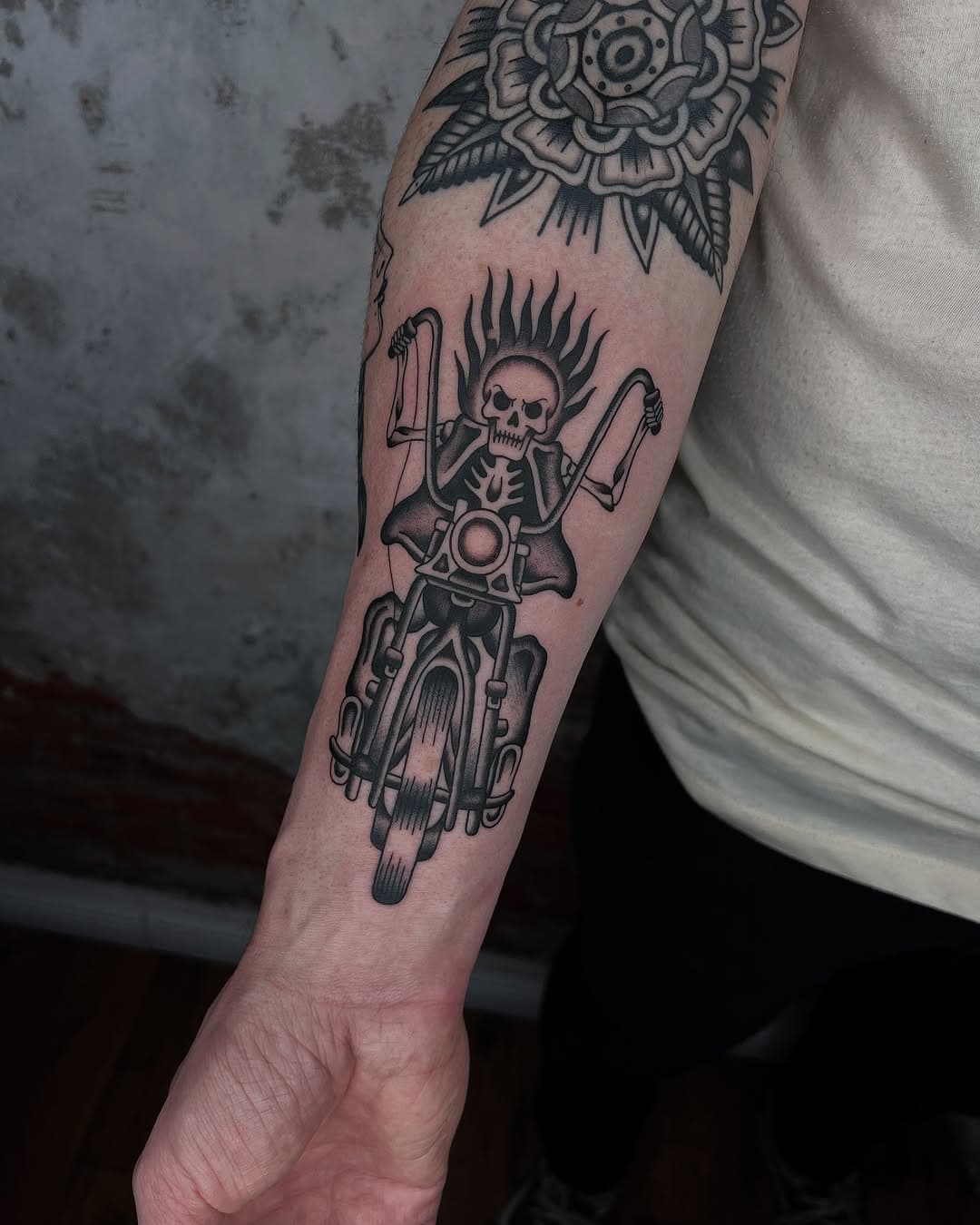 A little easy rider for Victor. This was a lot of fun! Thank you 

#wastedhappyyouth #topclasstattooing #tradworkers #tradworkerssubmission #traditionaltattoos #blacktoptattooing #blacktraditional #realtattoos #oldlines #oldworkers