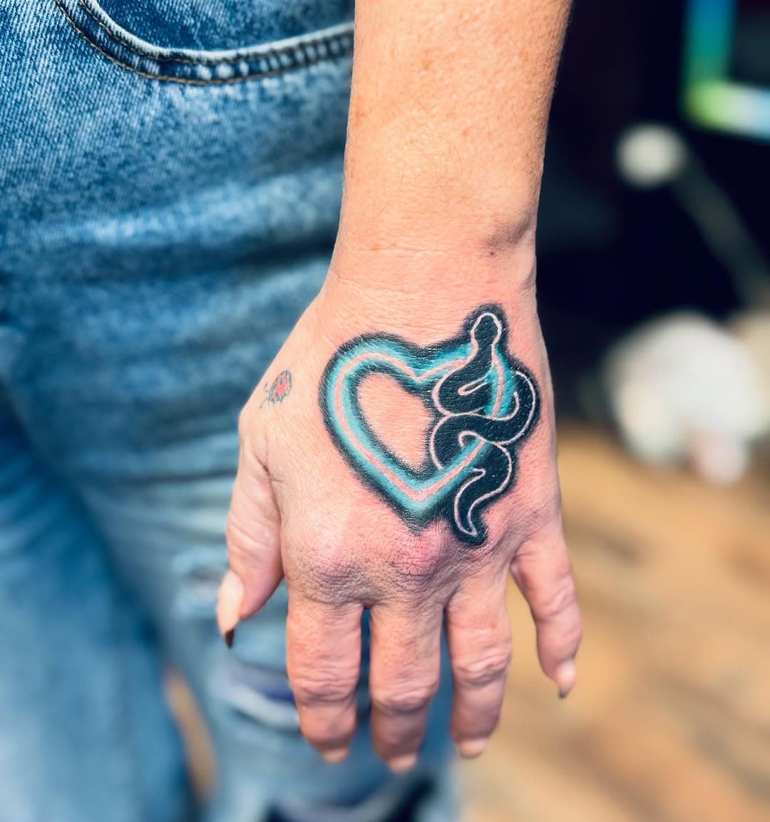 Neon flash by @crassindas.ink 

.
.
.
.
.
.
.
.
.
.
.
.
.
#jacksonvillenctattooers #tattoo #nctattoo #tattooapprentice #neontattoo #snaketattoo #handtattoo