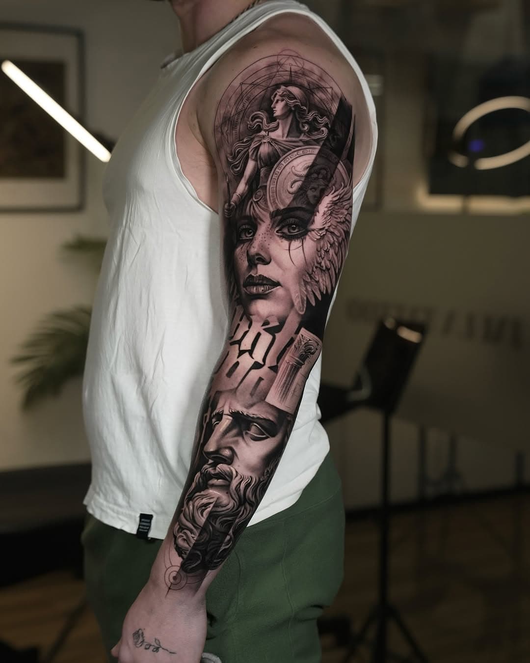 Disfruté mucho realizando este proyecto de brazo en 3 días seguidos, uniendo escultura, retrato realista y trabajo lineal ⚡️Pronto subiré nuevos diseños disponibles⚡️ 
✦
Tattooing in @jaula.tattoo 🇪🇸
Coming soon 🇺🇸 
Info&Citas ✉️ DM
✦
Inks: @radiantcolorsink 
Nedeels: @eztattooing 
Poducts: @balm_tattoo
Machine: @fkirons 
@lt.tattooequipment 
✦
#sculpture #conceptual #armtattoo