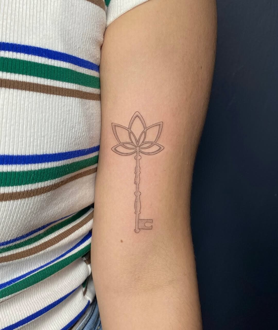 Gracias @ivonmendoza14  por adoptar esta llave ✨🫶🌿 ”Llaves viejas no abren puertas nuevas” 
📍CDMX-Metrobús Reforma
.
.
.
#tatuajes #tatuajesmexico #tatuajescdmx #cdmx #cdmx #cdmx #cdmxtattoo #tatuajesmujeres #tatuajeslineafina
#tatuadoracdmx
#reformacdmx #sanrafaelcdmx #coloniasanrafael
#angeldelaindependencia #tatuadorasmexicanas
#estudiotatuajes #narvarte #coloniadelvalle
#metrobuscdmx
#chilangos #sanpedrodelospinos #auditorionacional