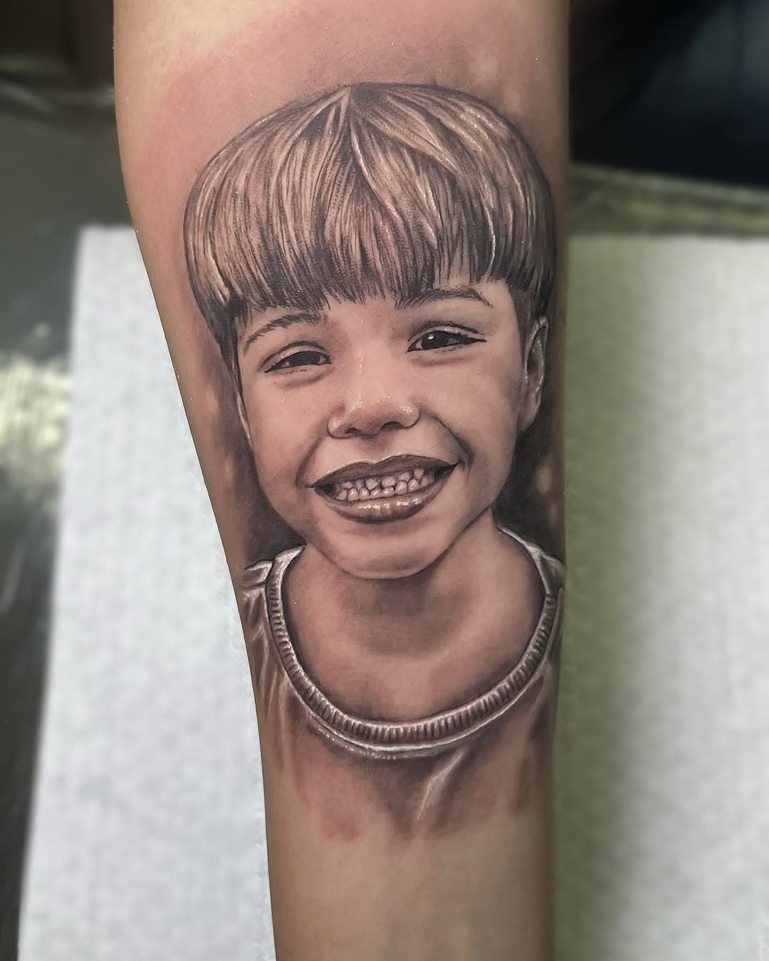 Você já pensou em eternizar a imagem do seu filho na sua pele? A tatuagem de retrato é uma forma de celebrar esse amor! 

Além de ser uma obra de arte única, essa tatuagem guarda a essência do seu pequeno, permitindo que você o leve sempre com você.

Curtiu a ideia? Então deixe um ❤️ nos comentários e compartilhe sua experiência! #TatuagemComAmor #RetratoDeFilho #ArteNaPele