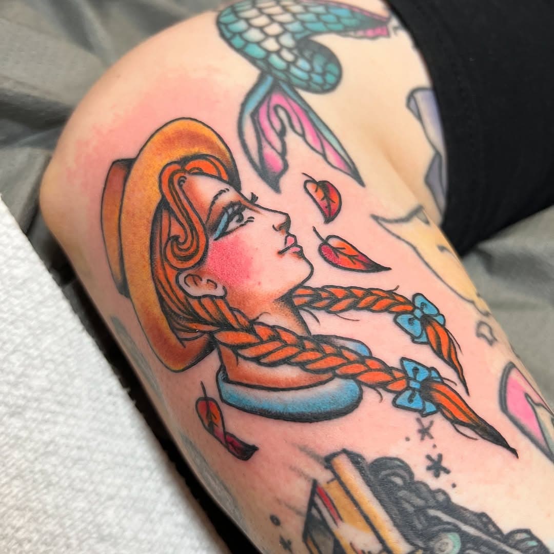 Kindred spirits and bold lines! ✨ This Anne of Green Gables tattoo is a tribute to one of Canada’s most beloved literary icons. Proudly inked in the heart of Toronto, celebrating the spirit of adventure, imagination, and independence. 🍁✍️ #AnneShirley #KindredSpirits #TorontoTattoo #CanadianClassic #tattootoronto