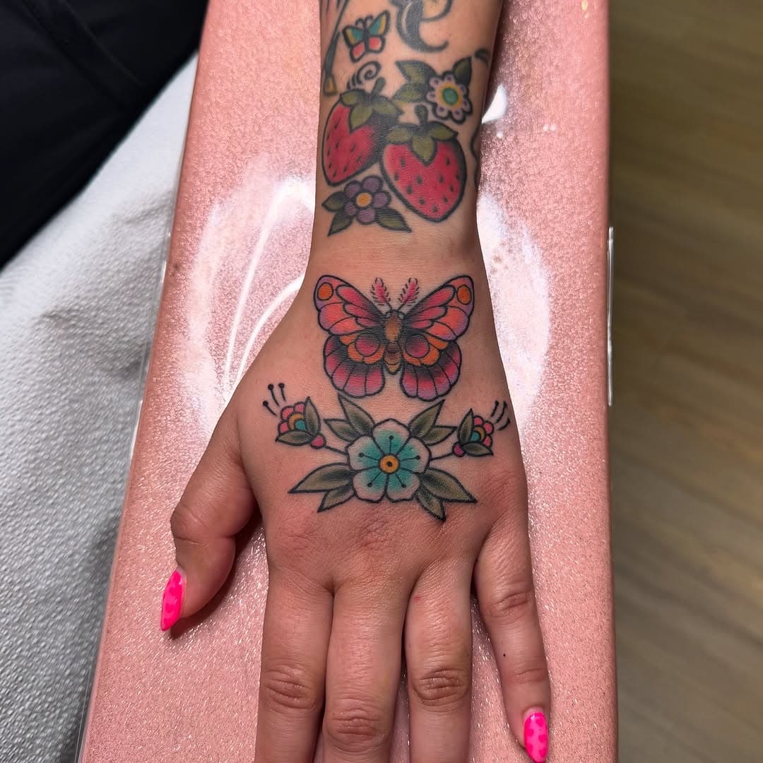 Cutie little hand jammer for Celeste 💗
.
.
.
.
.
.
#artist #arizona #art #ink #arizonatattooer #ladytattooer #downtownphoenix #phoenixtattoo #traditionaltattoo #traditionaltattooer #femaletattooartist #hotstuff #flash #tempe #phoenix #glendale #tattooartist #tattooideas #girlswithtattoos