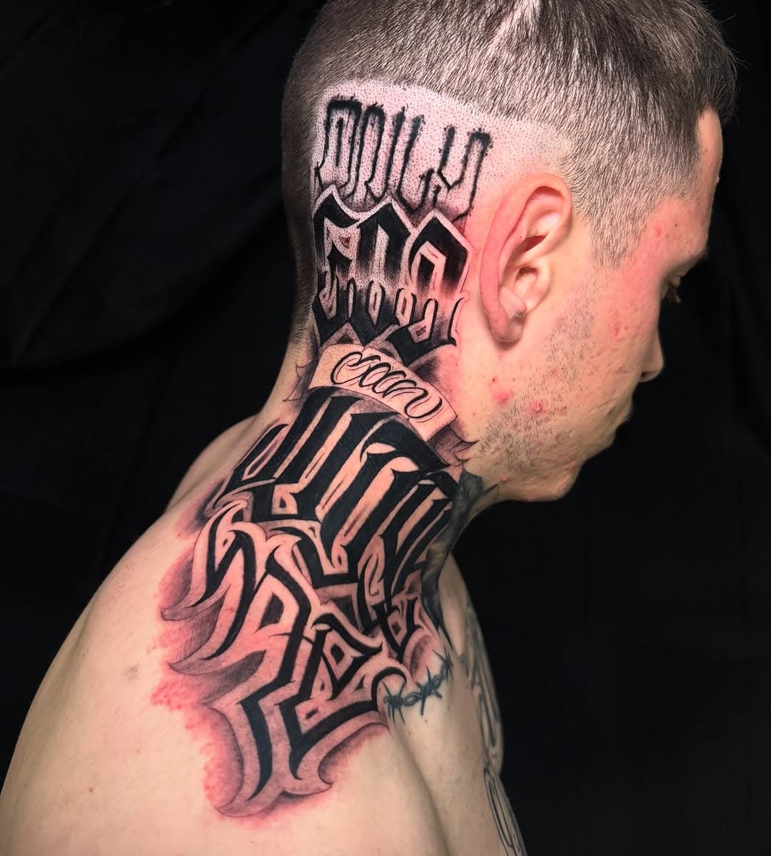 “Solo Dios puede juzgarme.”

El tatuaje es más que tinta; es una declaración, una forma de expresión personal y un reflejo de quién eres. Cada diseño que hago es único, hecho a mano alzada, fusionando mi pasión por el graffiti y la caligrafía. No hago copias, solo creaciones auténticas que cuentan tu historia. Si buscas un tatuaje que te represente de verdad, este es el lugar.

⚡ @graciasadios_tattoo ⚡
Reserva tu cita y lleva tu historia en la piel.

#Tatuajes #TattooArt #TatuajesPersonalizados #GraffitiArt #TatuajeDeLetra #TattooLife #ArteEnLaPiel #TatuadoresDeEspaña #Tatuadores #ArteUrbano #TatuajesExclusivos #TatuajesConEstilo #TatuajesOriginales #TattooLovers #TatuajesDeAutor #TattooDesign