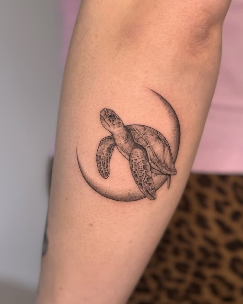 Trochę już żółwików wylądowało na Waszych skórach, ale zawsze się cieszę gdy je wybieracie, bo to bardzo wdzięczny motyw do tatuowania 🐢✨
Tym razem wersja z księżycem dla Sylwii 🌙
____________________________________
@aeternum.inkart
Zajrzyjcie do ziomeczków ze studia:
@nicolka.ink
@minajewart
@komuda_tattoo 
@bluszczo.kwiatki.tatu 
@mysietatuaze 
.
#turtle #turtletattoo #żółw #minimaltattoo #subtletattoo #tatuaż #tatuazwarszawa #tatuażwarszawa  #polandtattoo #warsawtattoo #tattoowarsaw