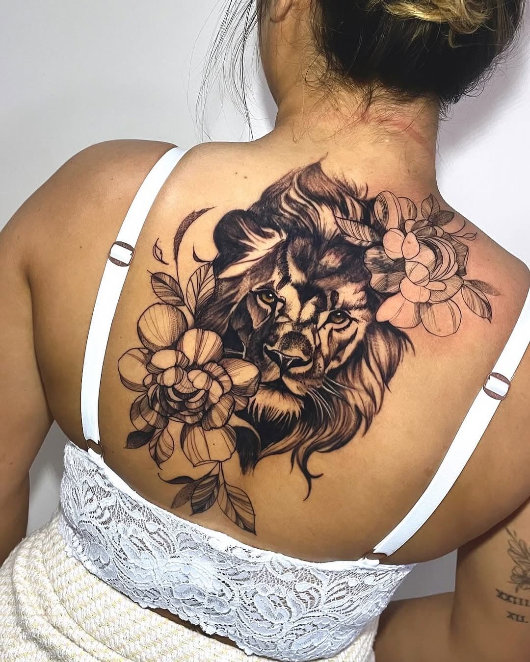 🦁 Arrasta para o lado e veja o antes e depois dessa tattoo 

Nova tattoo da  @camila_nozella 🦁

(Ainda falta uma sessão para terminar a cobertura por completo dessa tattoo)