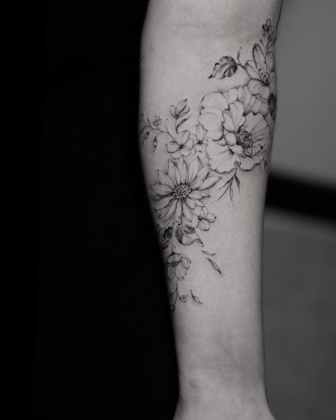 Fineline floral tattoo in Montreal
#montrealtattoo