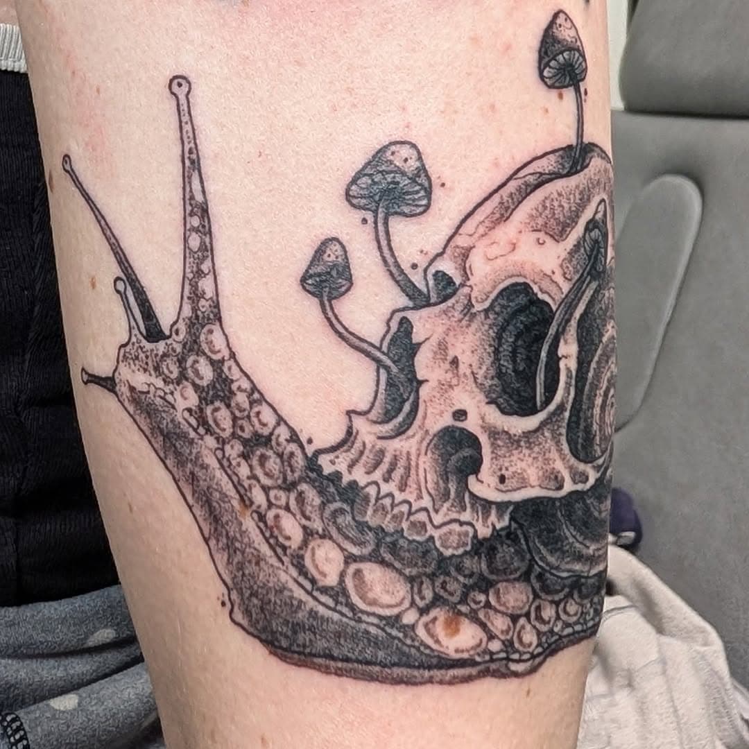 Snailed it! Skull style. #tattoo #blackandgrey #blackandgreytattoo #blackwork #blackworktattoo #snail #snailtattoo #girlswithtattoos #advancedtattoo