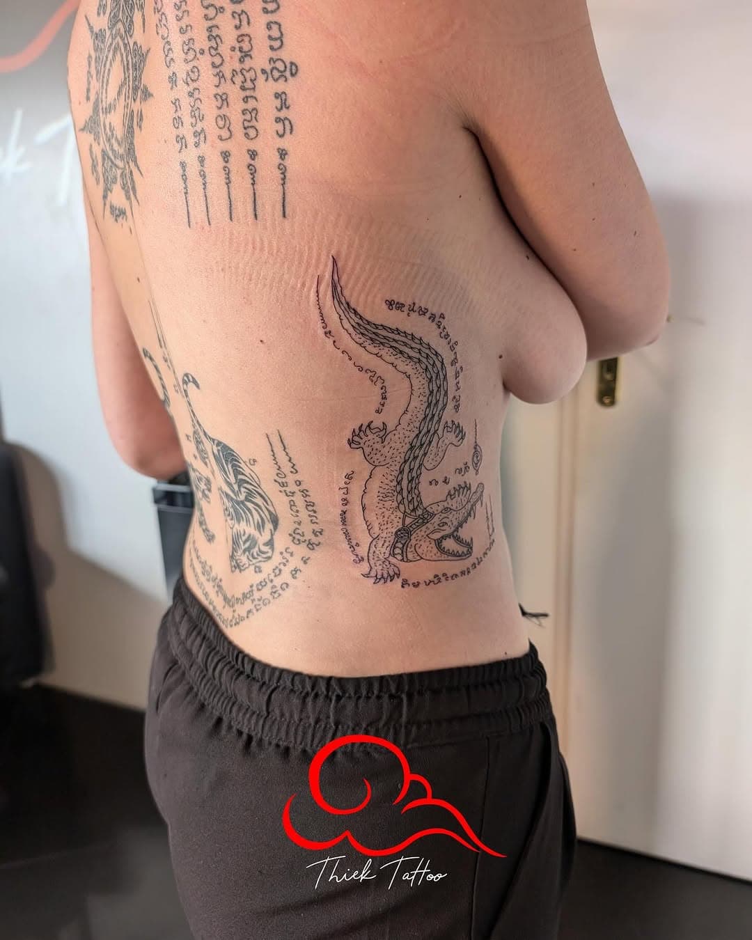 Sakyants tatouages prières de protection merci d’avoir fait le déplacement depuis Lyon 💉🙏.
.
.
.
.

#asianink #asiantattoo #thiektattoo #mantra #yant #yantra #sakyoan #sakyants #sakyantattoo #thaitattoo #khmertattoo #laotattoo