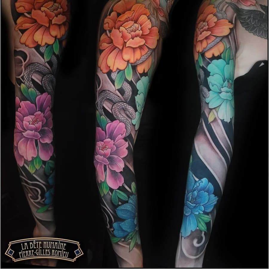 Le bras complet de Sophia, avec un cover et une explosion de couleur ! 👨🏻‍🎨 
Un projet intense en duo artistique avec @lolakaa.tattoo 
Lola a pensé et créé le design, posé les nuances de gris, et j’y ai ajouté les contrastes et la couleur pour donner vie à cette pièce 🌸

Fait à @betehumainetatouage 

#tattoo #colortattoo #coverup #inked #tattooshop #labêtehumaine #tattoofrance #fullarmtattoo