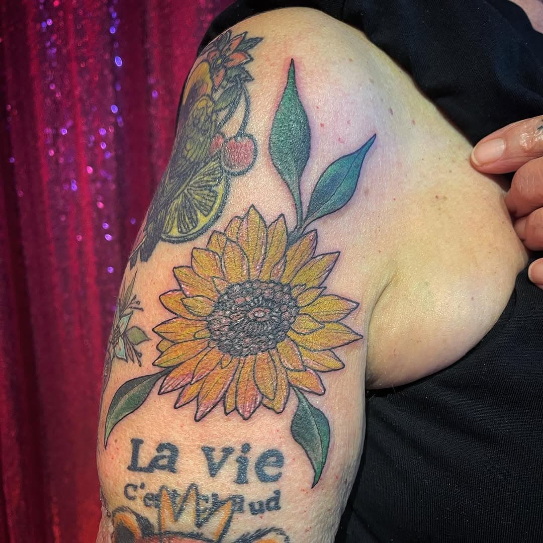 Freehand flower for la fabulous Françoise @combe.francoise 🌻 and a favorite photo captured by @claude.struber, merci! 
-
Fait à la @mondialdutatouage 🥰 next stop, @brightontattoocon 22/23 February ☺️ #brightontattoo