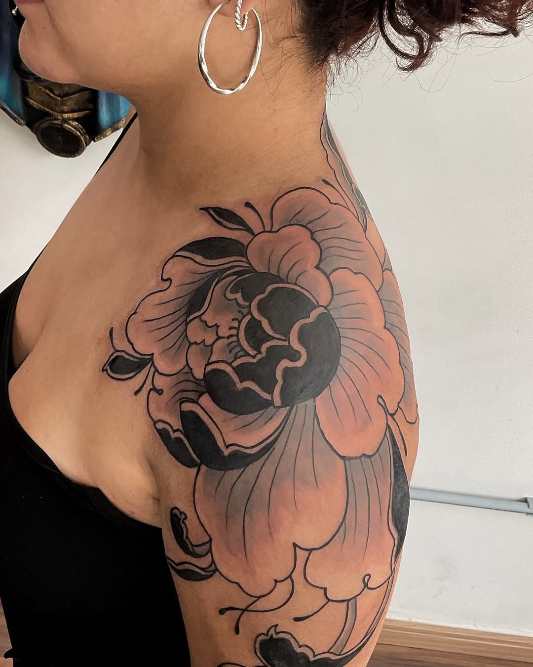 “As peônias são conhecidas como as ‘rainhas das flores’ na tatuagem tradicional japonesa. Elas representam prosperidade, coragem e beleza passageira — um lembrete de que a vida é tão intensa quanto efêmera. ✨🌺⠀

Essa peça foi feita com dedicação para trazer toda a elegância e força desse símbolo. O que você acha das peônias na tatuagem? Conta aqui nos comentários! 👇🏼

#japanesetattoo #irezumi #peonytattoo #tattoofloral #tattoobr”