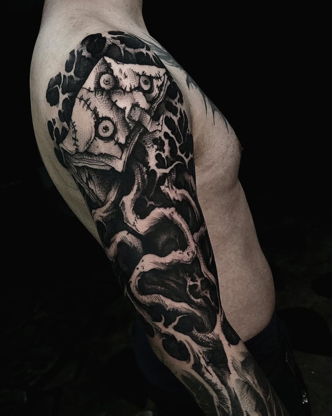 Necronomicon - sleeve in progress #necronomicon #lovecraft #cosmichorror #thedarkestwork #vicecolors #freehandtattoo #tattoosaopaulo #tattoobrasil #tattooberlin #darkart