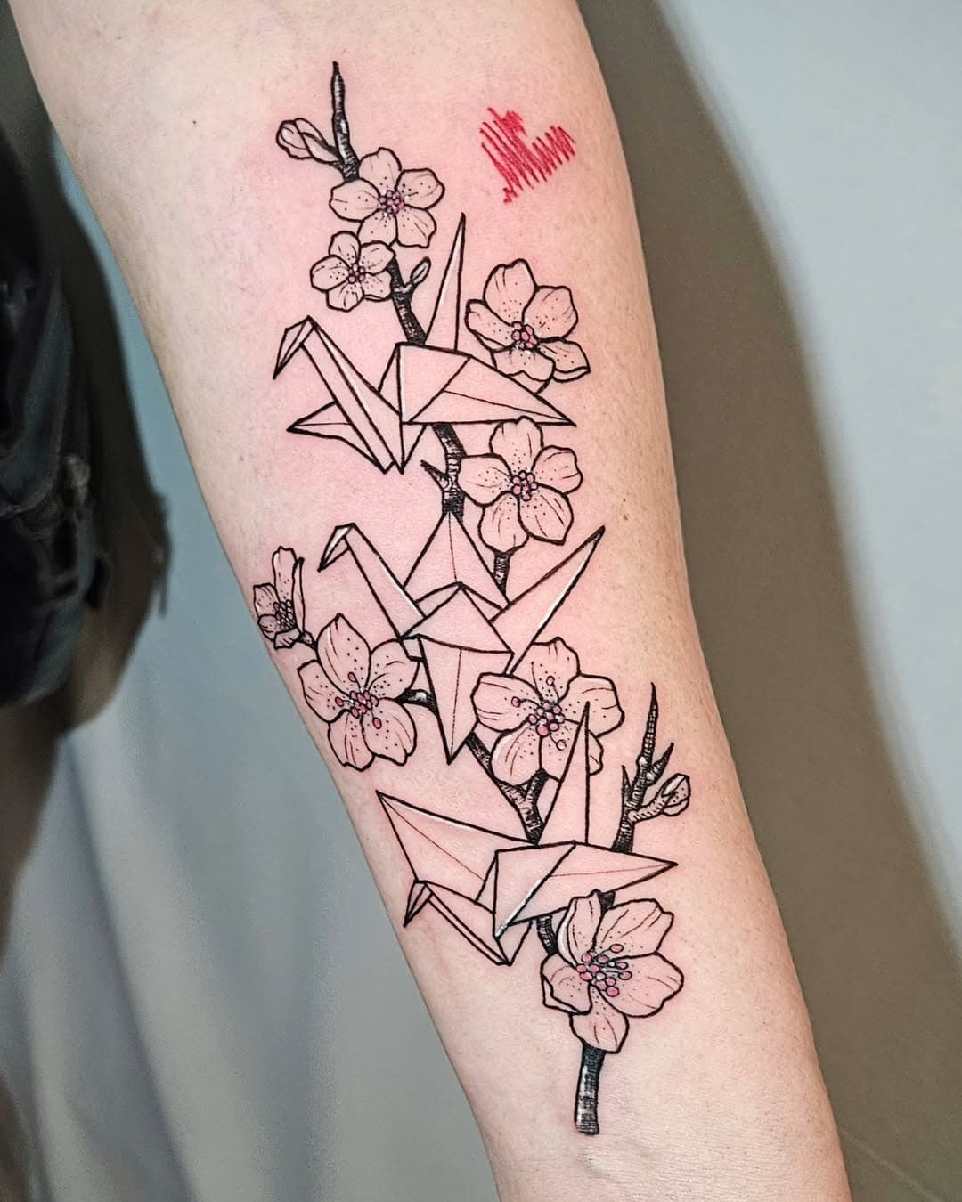 🩷 Tsurus e cerejeira 🩷
Me conta a sua ideia que transformo numa arte linda pra gente eternizar ✨️

✏️ agenda BH aberta
🔎 tenho desenhos disponíveis 
☎️ orçamentos pelo link na bio ou DM

#tsuru #sakura #japao #botanical #tattoo #tatuagem #tatuagemdelicada #BH