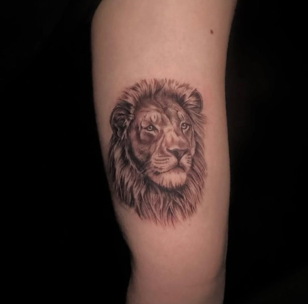 Mini lion portrait for Stevie’s first tattoo— made by @mely_mtattoos 🦁 
.
.
.
.
.
#tattoo #treasurecoast #treasurecoasttattoo #southflorida #southfloridatattoo #jensenbeach #jensenbeachfl #jensenbeachflorida #liontattoo #lionportrait #portrait #portraittattoo #realism #blackandgreytattoo #blackandgreyrealism #blackandgrey