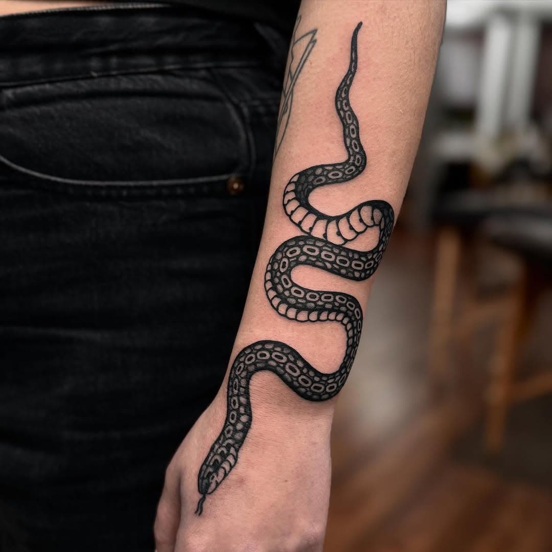 Snake for @eveyianni thanks so much for the continued trust and for adding this one to your collection. Always fun to catch up and have you back in the studio. 

Made @saintjudetattoo 

#saintjudetattoo #manchestertattoo #blackwork #blacktattoo #blackworkers #blackworkerssubmission #blacktattooing #blacktraditional #blacktoptattoing #uktattoo #tradtatz #tradtattoo #traditionalartist #tradtattoos #traditionaltattoo #uktattoo #tradtattooing