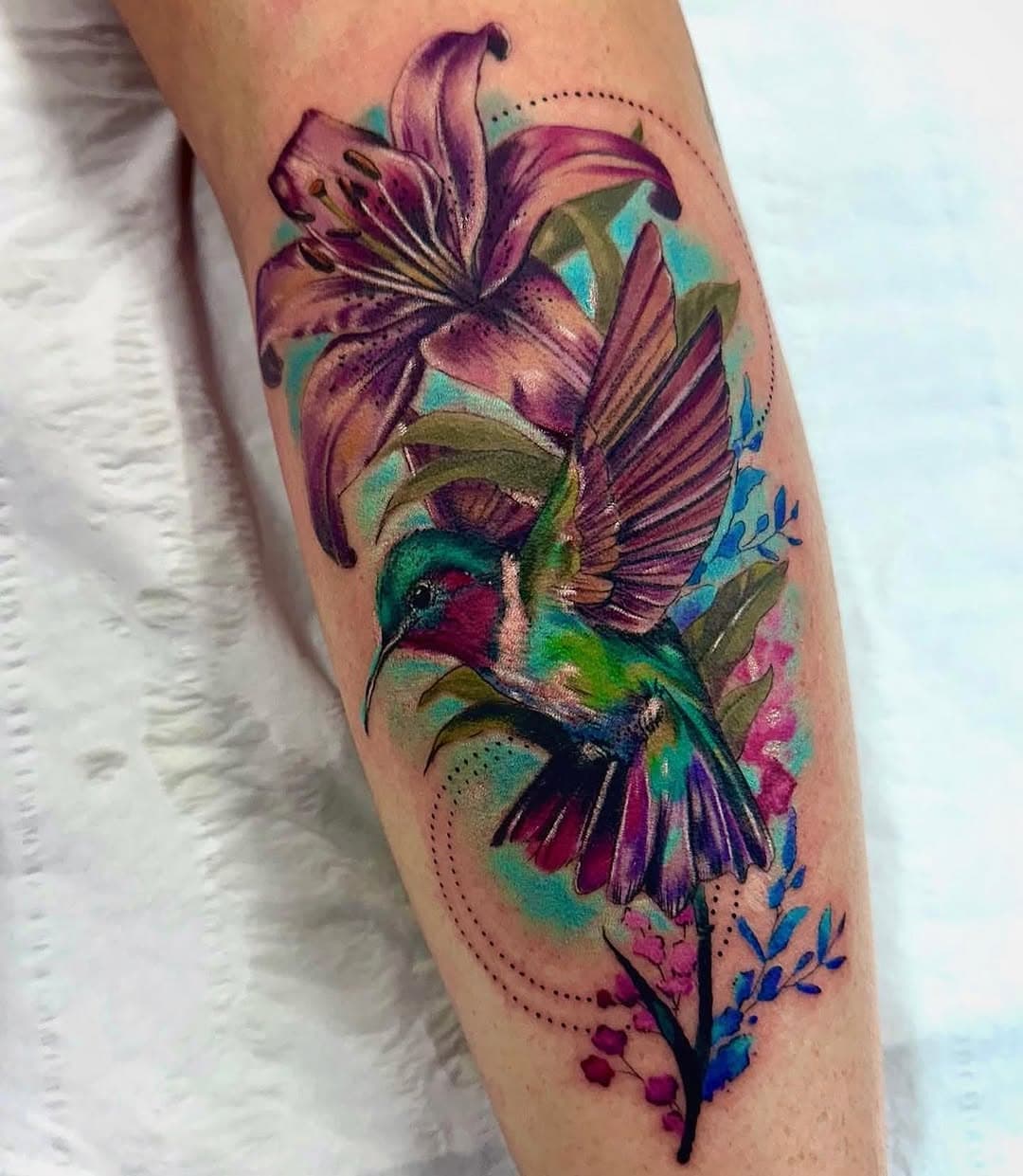 “🌸✨ A burst of color and nature’s beauty all in one! Check out this stunning hummingbird and floral tattoo created by the amazing @rianne_tattoos Every detail is perfection, capturing the vibrancy and energy of these delicate creatures and blooms. 🌺🦋

If you’re looking to add a splash of life to your skin, Rianne’s work is a masterpiece you don’t want to miss! DM for bookings and let’s make your tattoo dreams come true. 🌿💖 #TattooArt #HummingbirdTattoo #FloralTattoo #RianneTattoo #ColorfulInk #TattooArtist