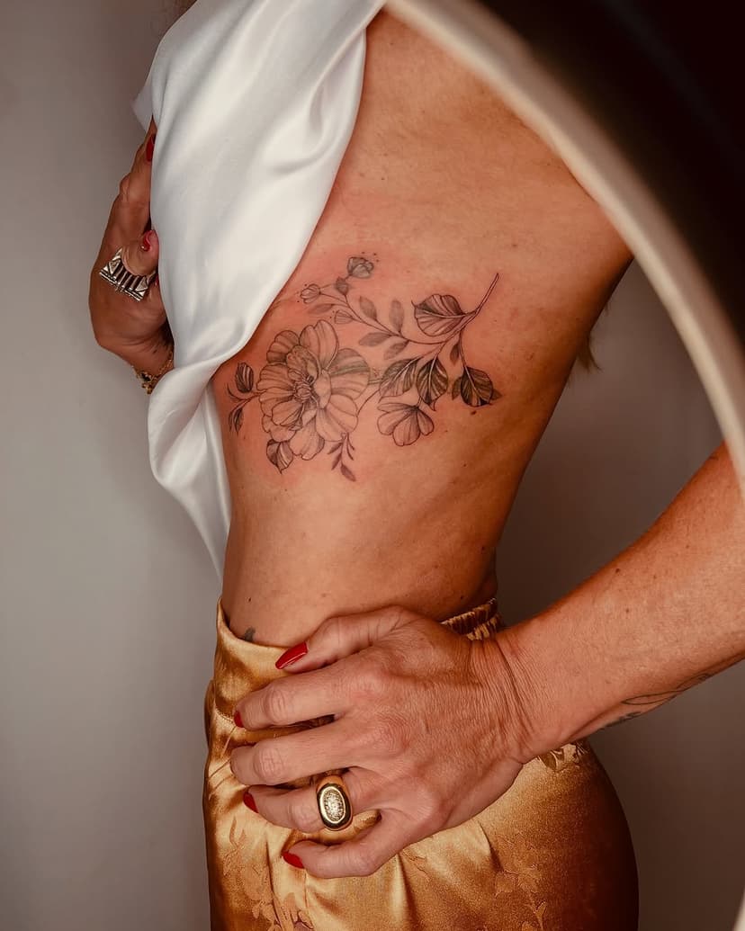 Cobertura de tattoo feita após a remoção com laser…porque nem todas as flores nascem em jardim!🍃🌸
.
.
Tattoo cover-up after laser removal…because not all flowers grow in the garden!🍃🌸