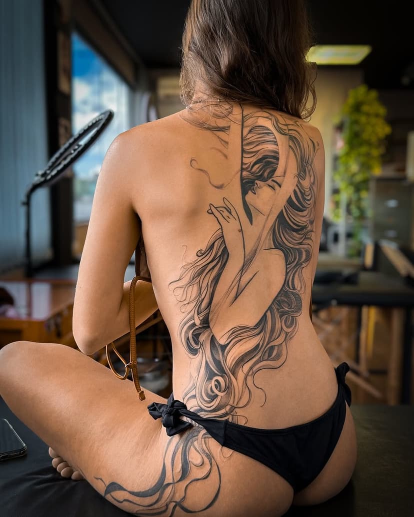 A primeira tatuagem a gente nunca esquece… e a da Sabrina foi uma jornada e tanto! Principalmente pelo tamanho kkkk
Ela chegou sem muitas certezas — não sabia o que queria tatuar, nem onde, nem qual estilo seguir. Só sabia que queria algo grande, intenso e que representasse a dança, que é tão importante na vida dela. A partir disso, fomos construindo juntos. Entre conversas, referências e esboços, encontramos o caminho certo.

O processo foi intenso, como toda primeira tatuagem. As primeiras sessões foram cheias de dor (costela e coluna que o digam kkkk), mas no fim, cada etapa valeu a pena. E ver o brilho nos olhos dela ao se reconhecer nessa tatuagem foi a melhor parte.

Sabrina, que honra ter feito sua primeira tattoo! Que venham muitas outras.