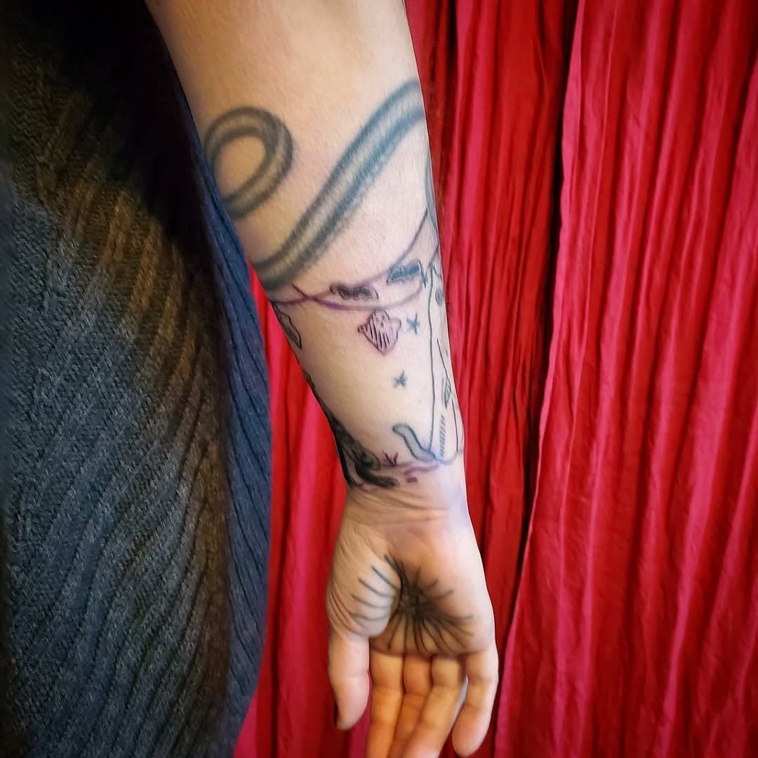 I can't remember the name of the artist whose work these tattoos are based on (snake and hand by other people), but it was supremely fun to reproduce these #Halloween animals and #ghost garland around the arm. Everyday is Halloween!
Rad Announcement coming next week, halloweenies!
#stjohnstattoostudio #workshopstjohns #armtattoos #veganfriendly #vegantattoo #cathedralpark #tattooedladies