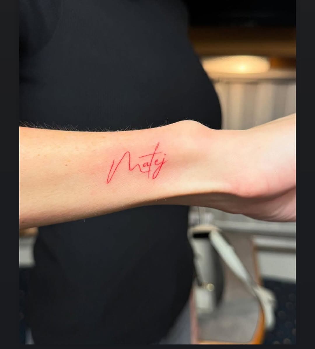 Fineline in Rot von Are … finden wir immer wieder hübsch 
#fineline #tattoo