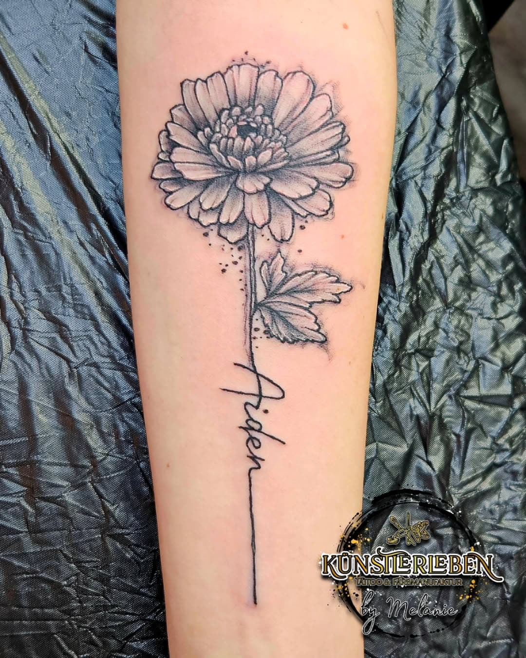 Geburtsblumen lieben wir 🥰🤩
Von Herzen Danke ❣️
🌸
Anfragen über WhatsApp 015750999895
🌷
Terminvergabe über 📧 kuenstlerleben.hannover@gmail.com 
🌺
#birthflowertattoo tattoo 
#hannoversüdstadt 
#tattoooftheday 
#tattooart 
#germantattooers 
#girltattoo 
#tätowierungen 
#tattoogirl
#thankful 
#tattooedgirl
#soulhealing
#tattooartist 
#hannovertattoo 
#hannover  #kuenstlerlebentattooundfarbmanufaktur 
#inkedgirl
#tattoo 
#ink 
#inked 
#hannover
#artwork 
#blackandgreytattoo 
#femaletattooartist 
#hannovergirl 
#lovestory 
#birthflower
#armtattoo