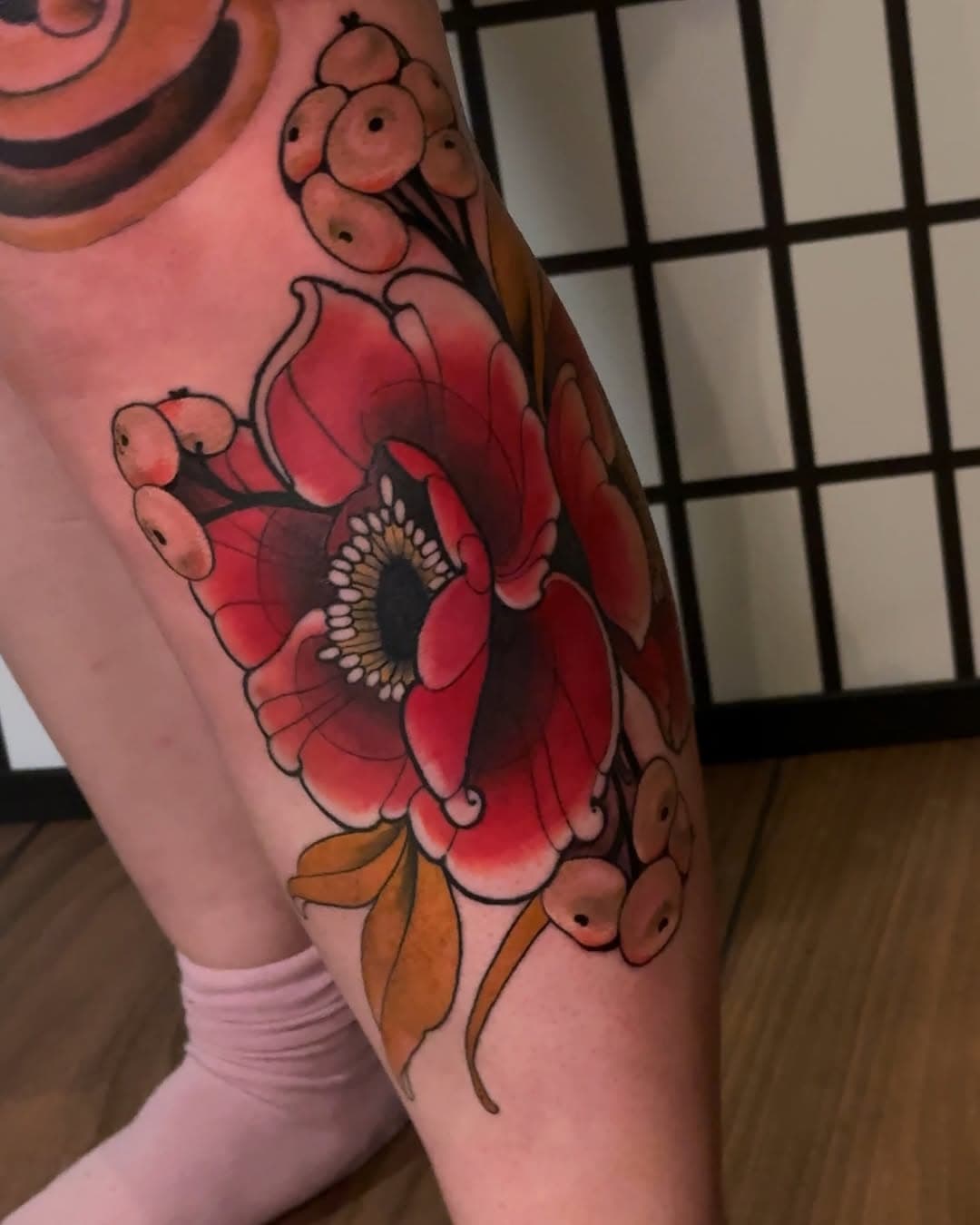 Im one step further in the process of this full leg tattoo on Virginie but I thought id share the screenshot of a video to show you the work on this poppy! If the quality is too bad ill grab another picture l8ter! 

Anyway thanks for looking ✌️ @le.malandrin