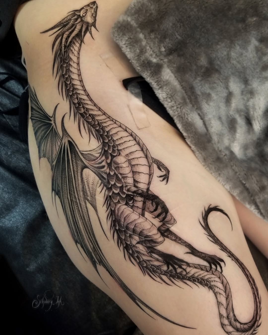 Cool winged dragon by @schwarz_ink To book an appointment with Kelsey link to her website through her Instagram page or email schwarztattoos@gmail.com
#dragontattoo #blackandgreytattoo #dragon #portlandtattoo #pdxtattoo