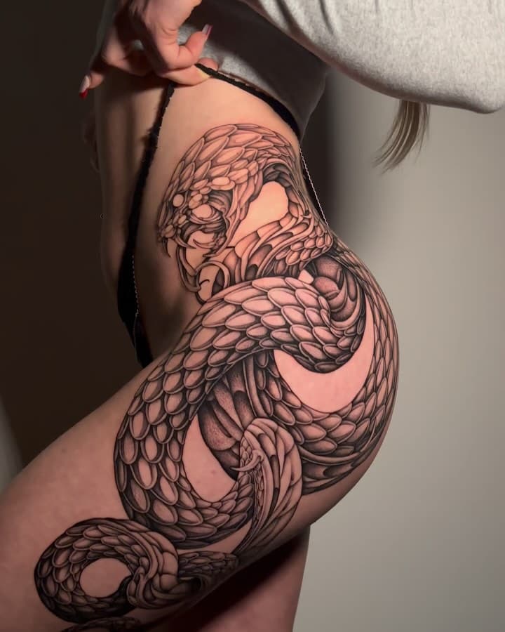 Guess what? Another freehand snake. 4 days in a row for the tough Elina