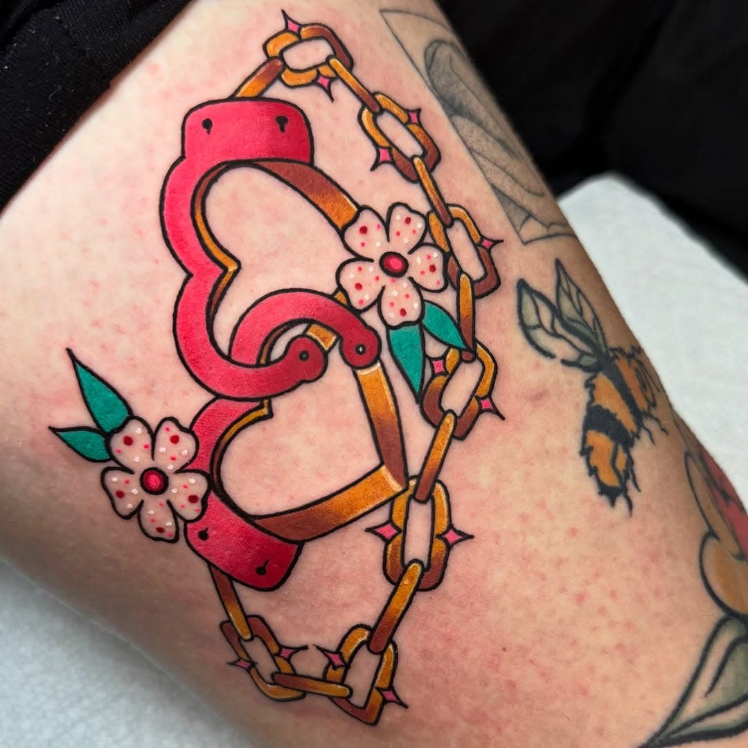 Handcuffs for Rue ❣️💖 
Thank you for the constant support and friendship! ☺️

#valentine #valentinesday #handcuff #handcuffs #hearttattoo #valentinetattoo #traditionaltattoo #orlandofl #orlandotattoos  #orlandotattooartist